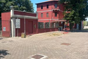 Palazzina con locale commerciale e 2 appartamenti