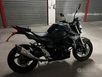 Suzuki gsr 750