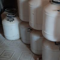 8 CONTENITORI PER OLIO in polietilene con manici