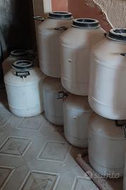 8 CONTENITORI PER OLIO in polietilene con manici