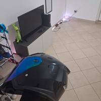 casco nero con visiera colorata 