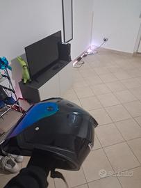 casco nero con visiera colorata 