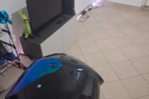 casco nero con visiera colorata 