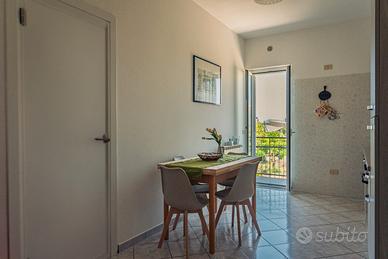 Bilocale arredato vicino al mare