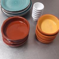 stock di piatti, ciotole e vassoi da servizio