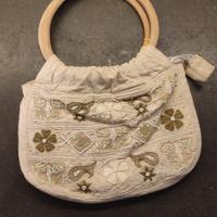 Borsa vintage ricamata in tessuto e legno