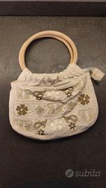 Borsa vintage ricamata in tessuto e legno
