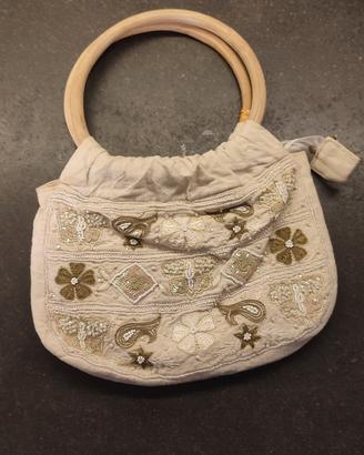 Borsa vintage ricamata in tessuto e legno