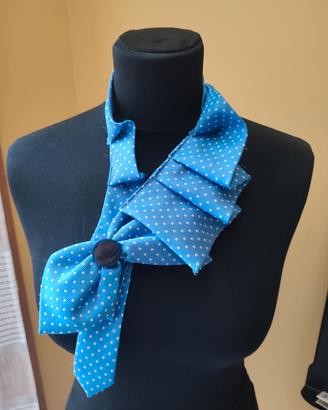 collana con cravatta 