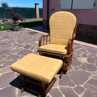 Poltrona a dondolo in legno con poggiapiedi