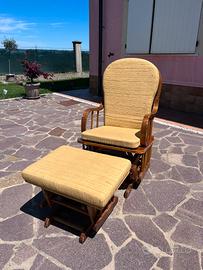Poltrona a dondolo in legno con poggiapiedi