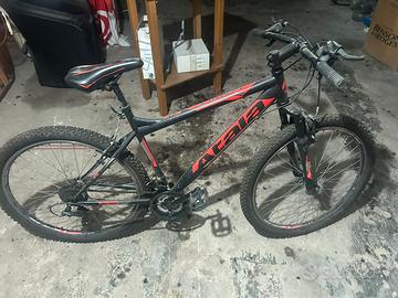 Bici Atala Mountai Bike color rosso e nero