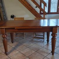 Solido tavolo in legno con prolunga
