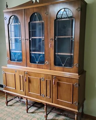 tavolo con 4 sedie , vetrina , credenza 