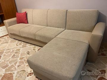 Divano e parete attrezzata