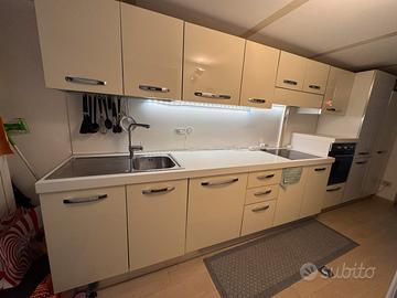 Cucina con Elettrodomestici