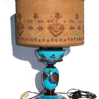Antico lume di opaline adattato a lampada