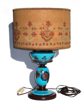 Antico lume di opaline adattato a lampada
