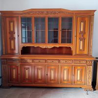 Soggiorno e sedie in legno massello di noce