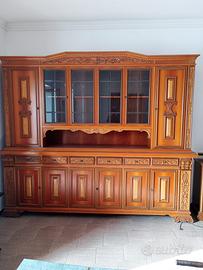 Soggiorno e sedie in legno massello di noce