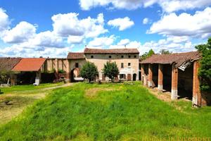 Casale con giardino in Piemonte tra Alessandria e