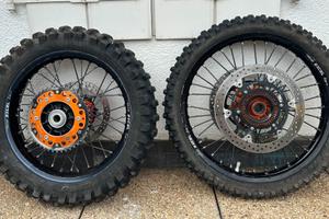 Cerchi completi KTM 890 comprensivi di pneumatici