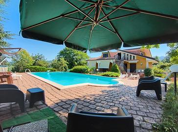 Villa Bifamiliare con Piscina e Ampio Giardino
