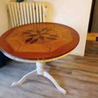 tavolo tondo con piano intarsiato