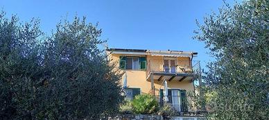 Villa di 200 m² con più di 5 locali e box auto a D