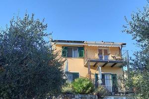 Villa di 200 m² con più di 5 locali e box auto a D