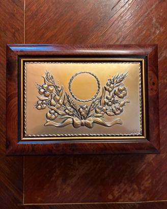 Scatola in legno con foglia d’argento incisa