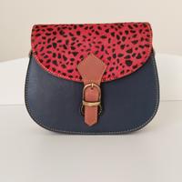 Borsa in pelle con dettaglio animalier.