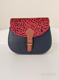 Borsa in pelle con dettaglio animalier.
