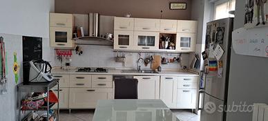CUCINA con CAPPA, PIANO COTTURA, COLONNA FORNO