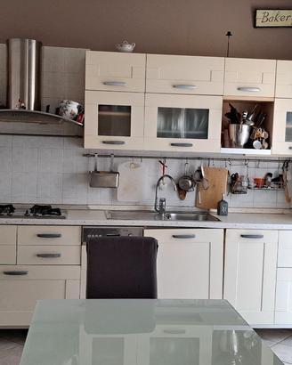 CUCINA con CAPPA, PIANO COTTURA, COLONNA FORNO