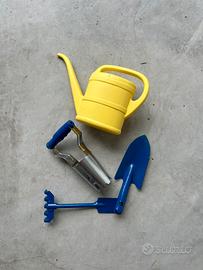 Attrezzi per giardinaggio e annaffiatoio