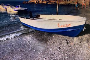 Piccola barchetta da diporto in alluminio e motore