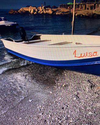 Piccola barchetta da diporto in alluminio e motore