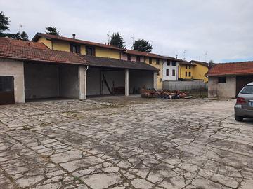 Garage di ampie metrature per auto o camper copert