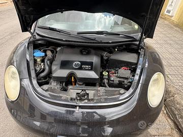 Maggiolino Volkswagen nero decappottabile