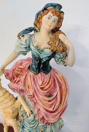 Statua di donna in porcellana di Capodimonte.