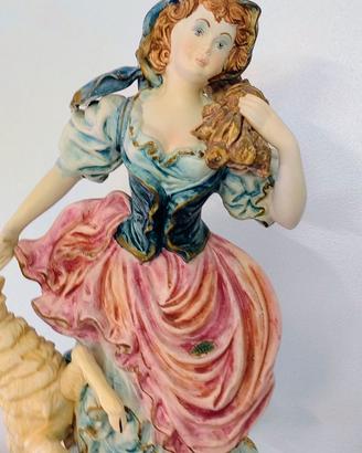 Statua di donna in porcellana di Capodimonte.