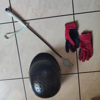 Caschetto equitazione con guanti e frustino