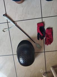 Caschetto equitazione con guanti e frustino