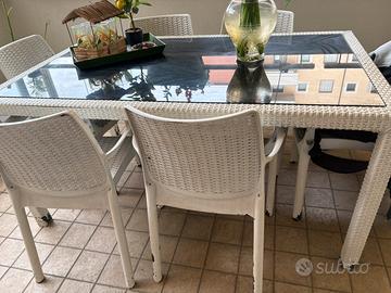 Tavolo e sedie compeleto