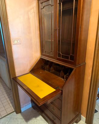 Secretarie in legno con ribalta e vetrina