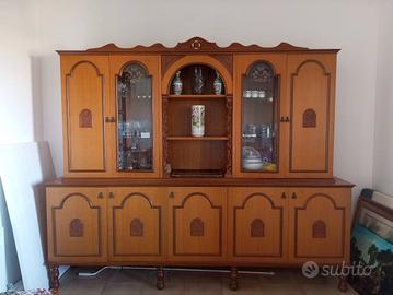 Credenza con decorazioni
