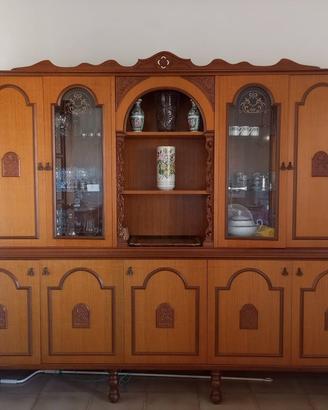 Credenza con decorazioni