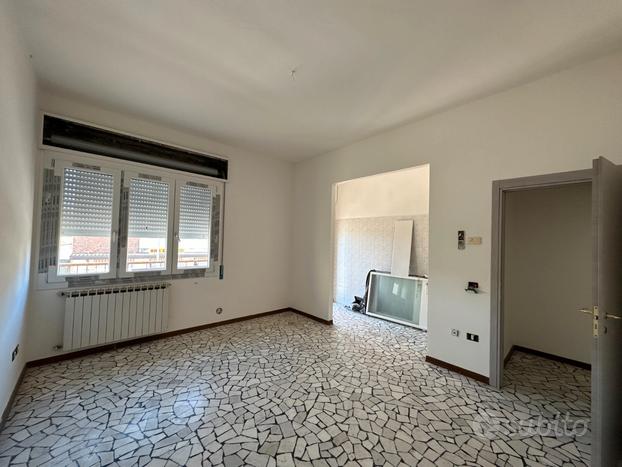 POLESELLA, centralissima CASA CON INGRESSO INDIP