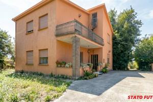 Villa di 230 m² con più di 5 locali e box auto a Z